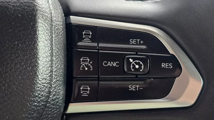 2024 Jeep Compass | Photo 16 of 29