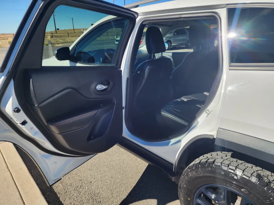 2021 Jeep Cherokee Trailhawk | Photo 10 of 26