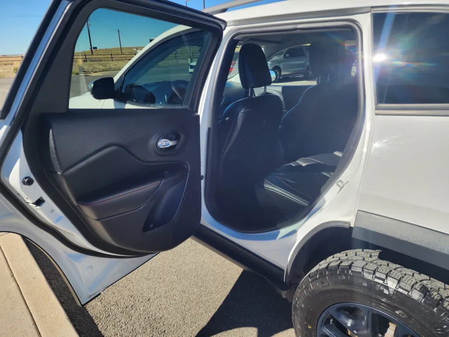 2021 Jeep Cherokee Trailhawk | Photo 10 of 26