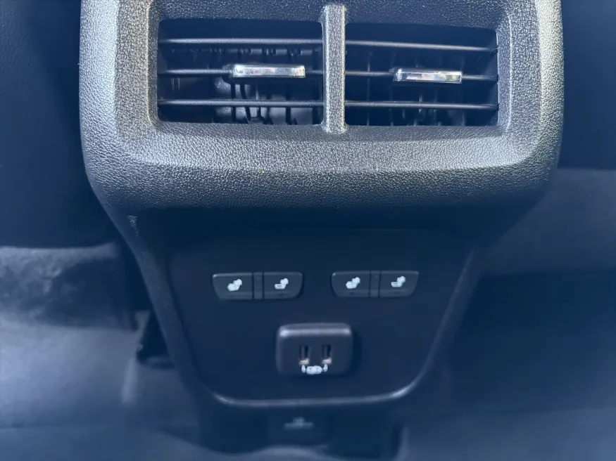 2020 Chevrolet Equinox Premier | Photo 11 of 22