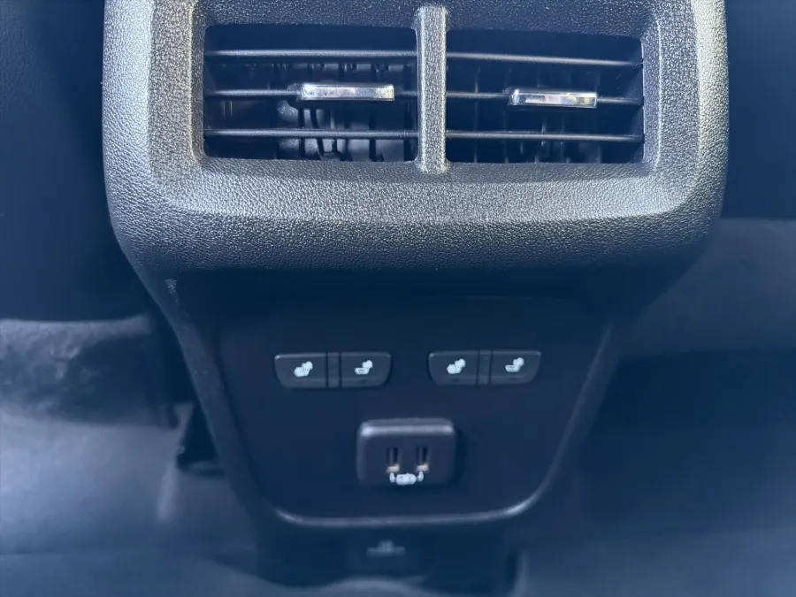 2020 Chevrolet Equinox Premier | Photo 11 of 22