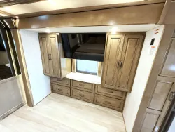 2026 Newmar Dutch Star 4081 | Thumbnail Photo 14 of 32