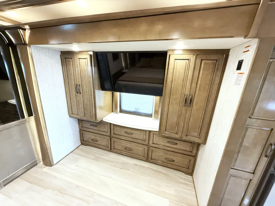 2026 Newmar Dutch Star 4081 | Photo 14 of 32