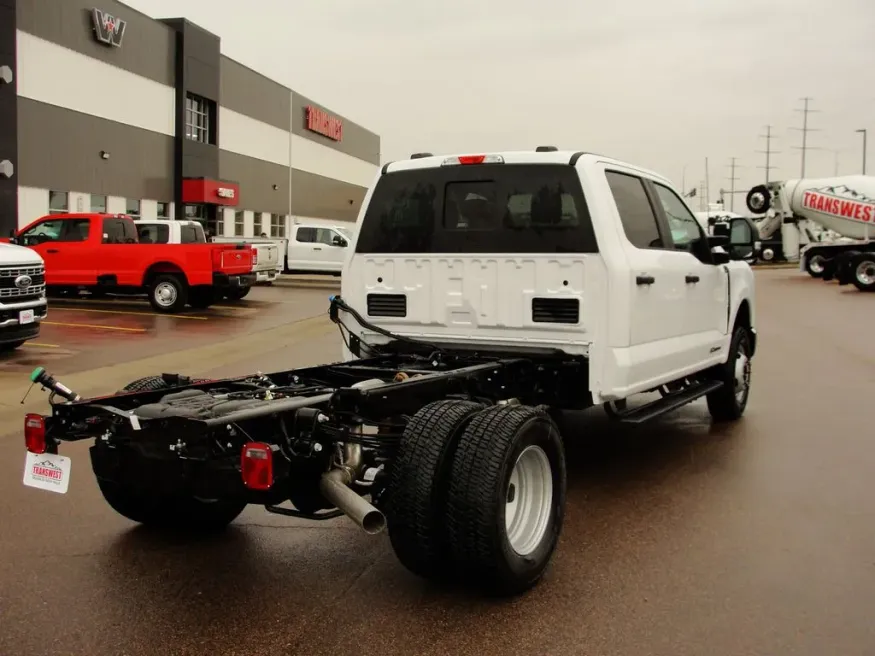 2026 Ford Super Duty F-350 | Photo 4 of 14