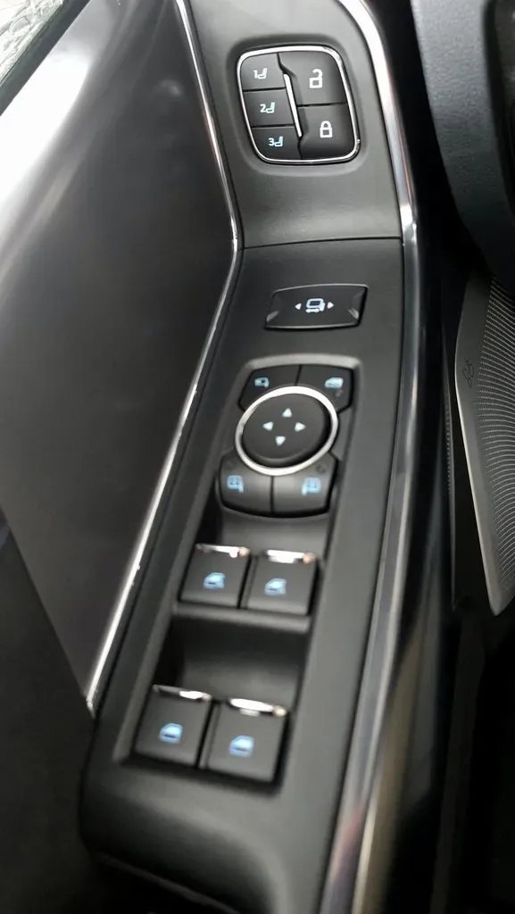 2026 Ford Super Duty F-350 | Photo 16 of 37