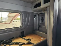 2023 Peterbilt 389 | Thumbnail Photo 18 of 21