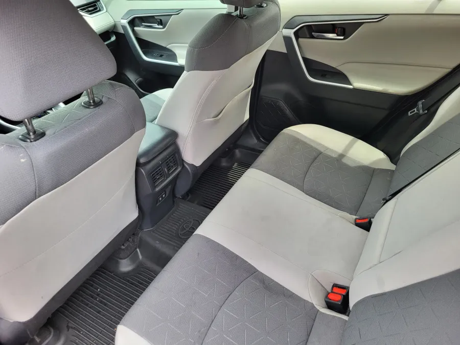 2020 Toyota RAV4 XLE | Photo 23 of 26