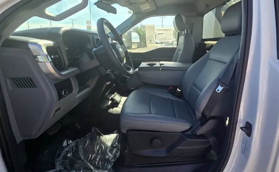 2025 Ford Super Duty F-600 | Photo 14 of 26