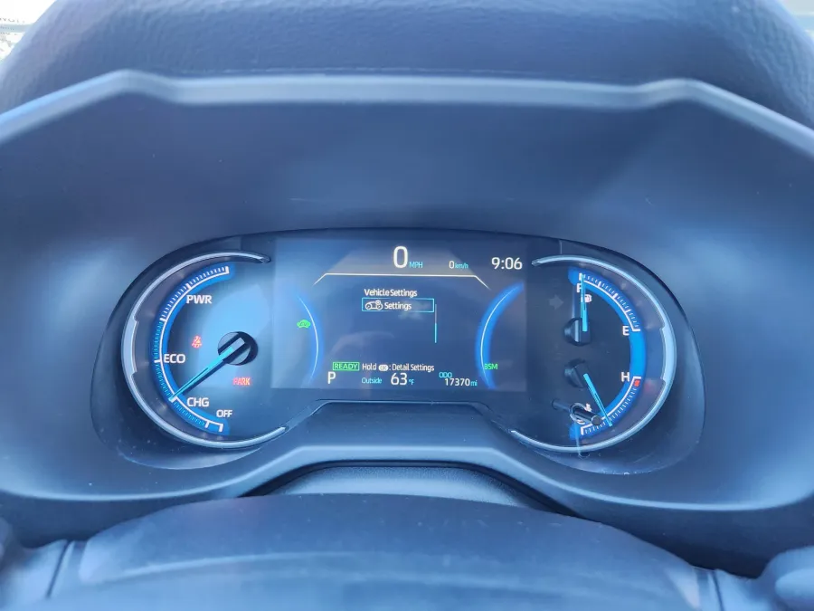 2025 Toyota RAV4 Hybrid XLE | Photo 22 of 30