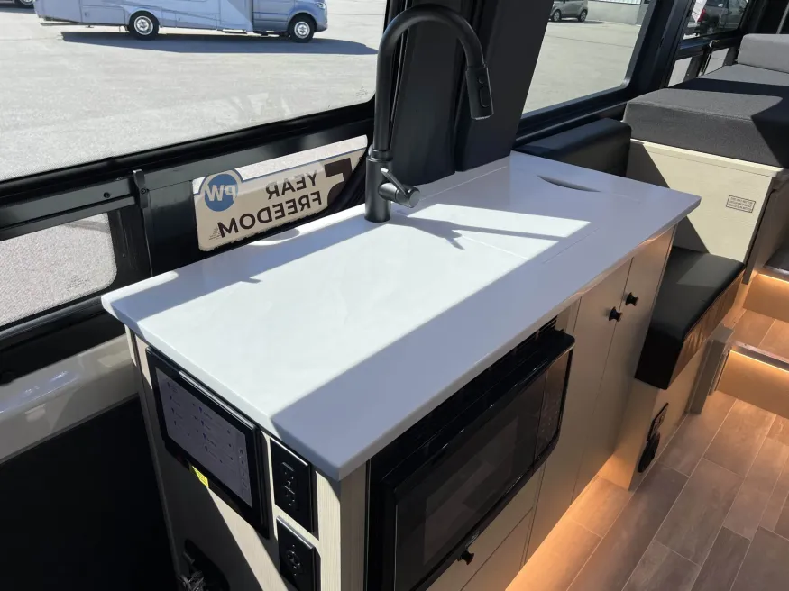 2026 Pleasure-way Plateau RB | Photo 17 of 28