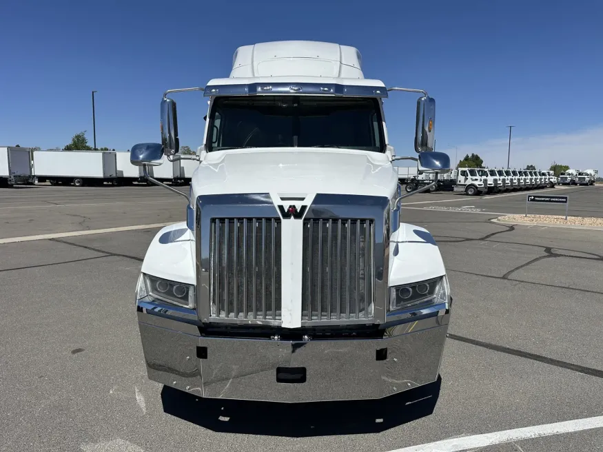 2022 Western Star 5700XE | Photo 2 of 22