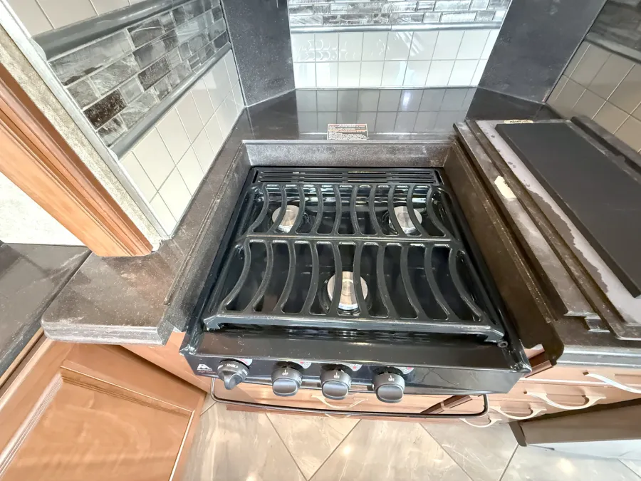 2016 Winnebago Journey 38P | Photo 9 of 30