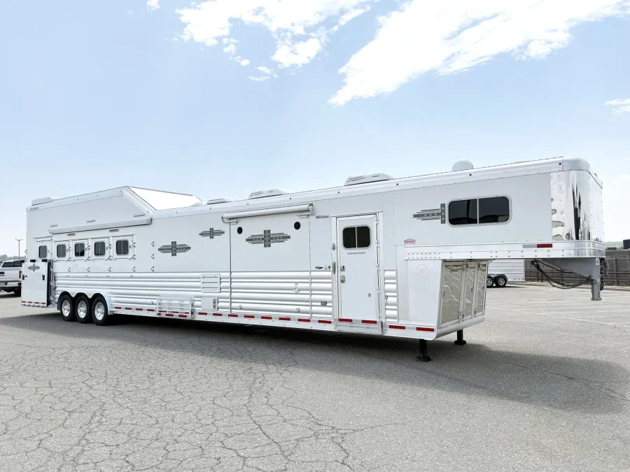 2022 Platinum Coach 5HLQ | Photo 1 of 30