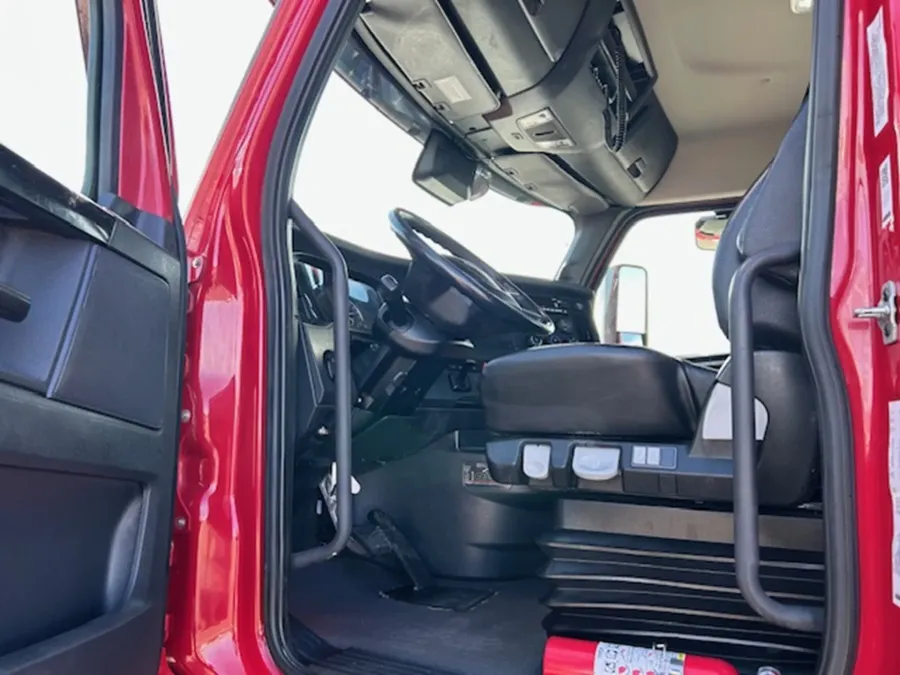 2023 Freightliner Cascadia 126 | Photo 8 of 13