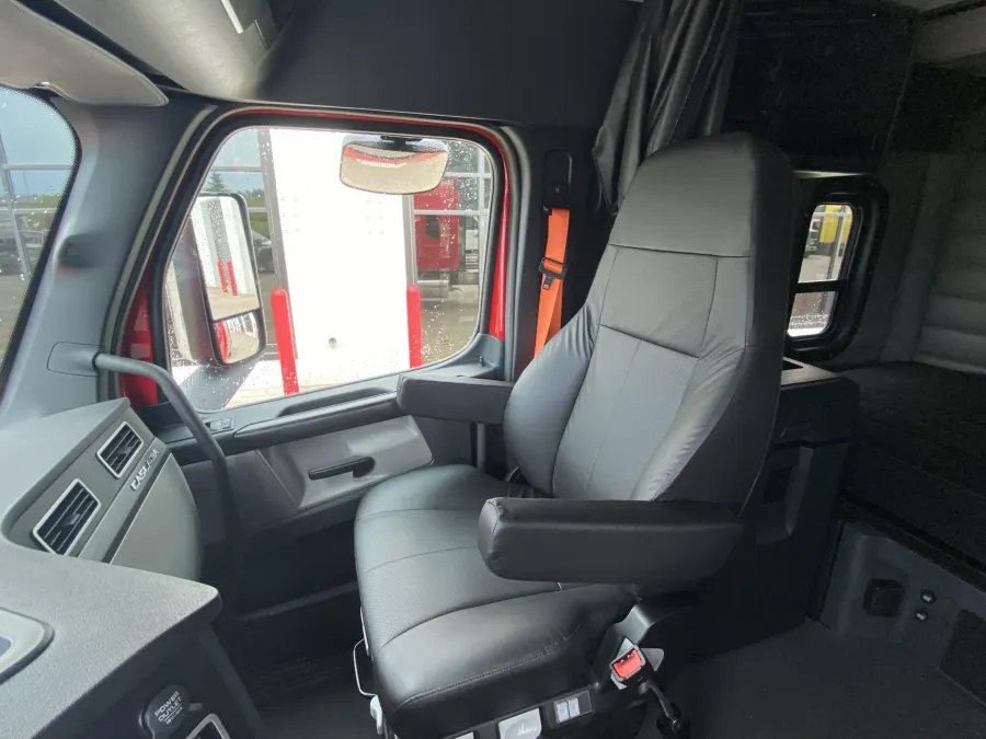 2025 Freightliner Cascadia | Photo 11 of 18