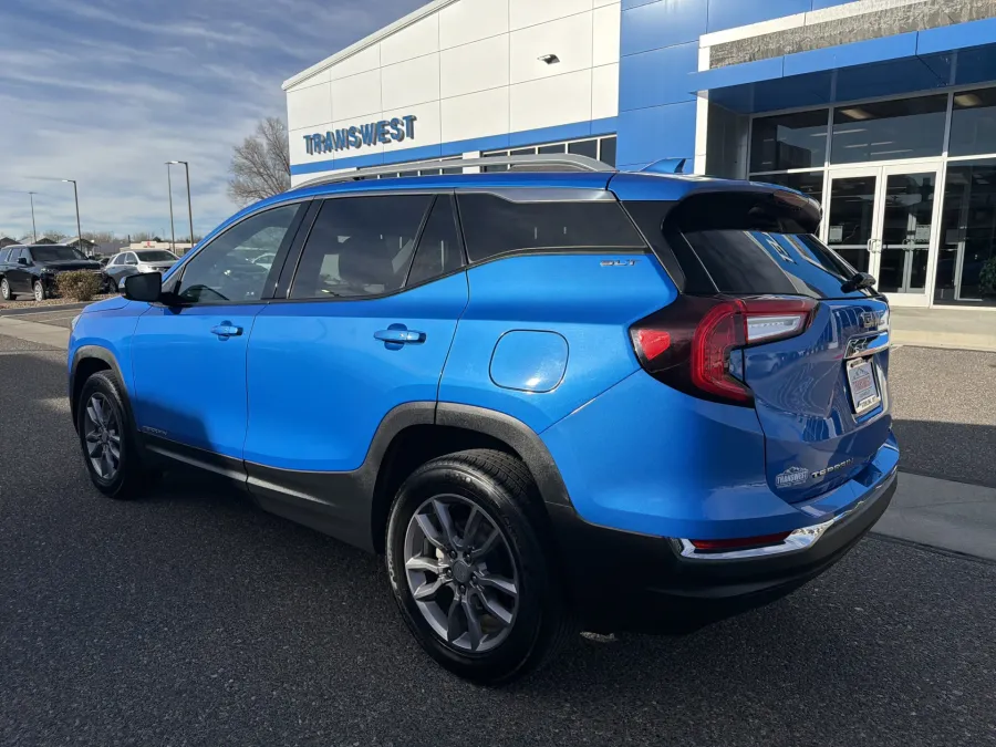 2024 GMC Terrain SLT | Photo 2 of 22