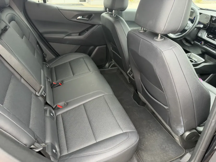 2025 Chevrolet Equinox AWD LT | Photo 8 of 18