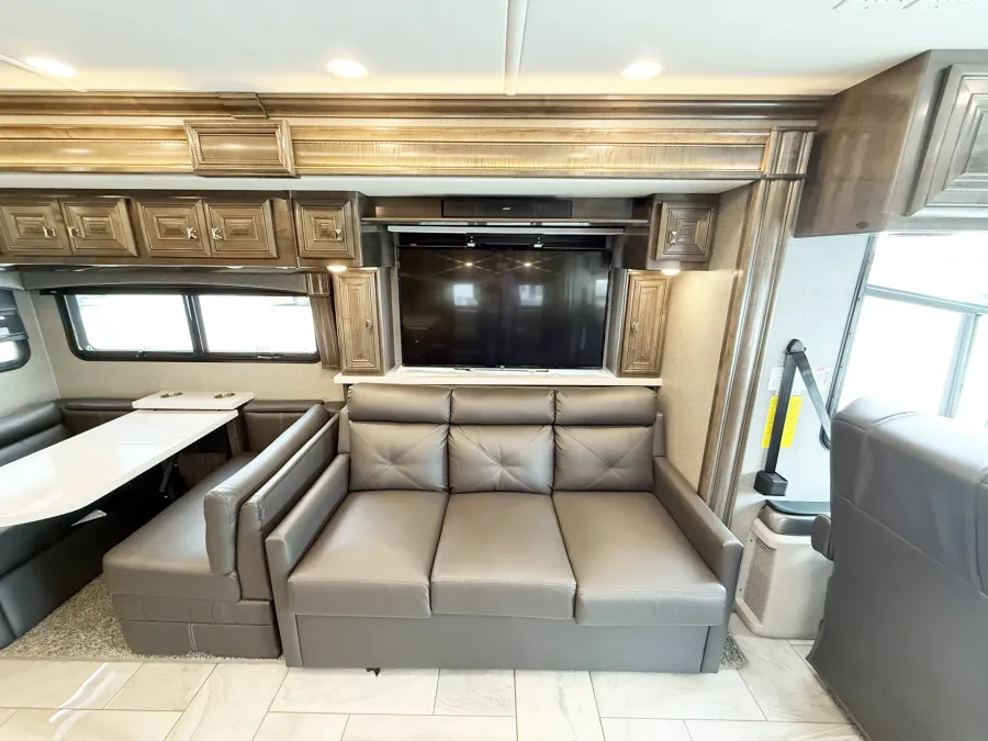 2019 Fleetwood Discovery 40M LXE | Photo 8 of 30