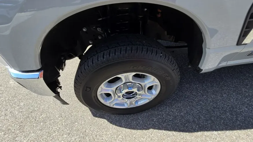 2025 Ford Super Duty F-250 | Photo 9 of 26