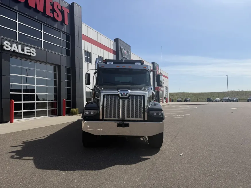 2027 Western Star 47X | Photo 5 of 10