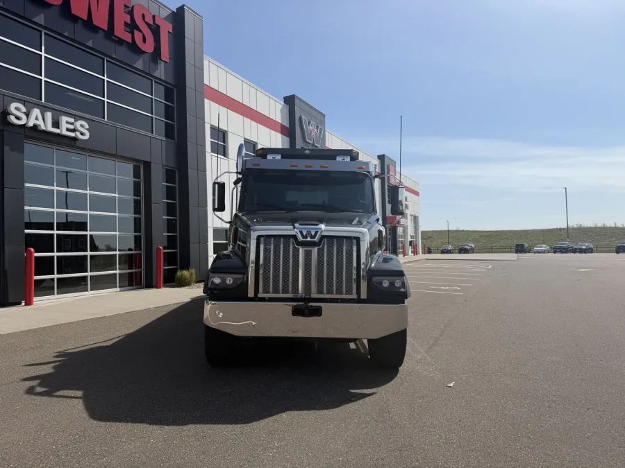 2027 Western Star 47X | Photo 5 of 10