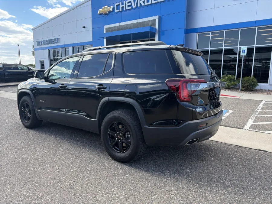2023 GMC Acadia AT4 | Photo 3 of 25