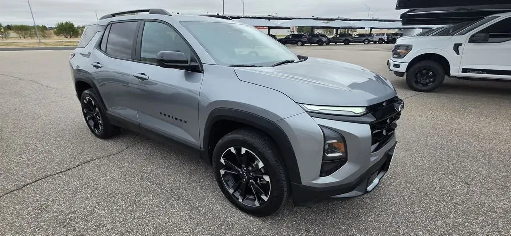 2025 Chevrolet Equinox | Photo 3 of 28