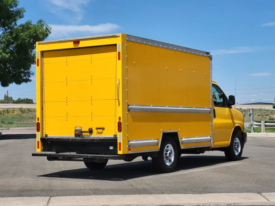 2017 GMC Savana Commercial Cutaway CUTWAY | Photo 6 of 20
