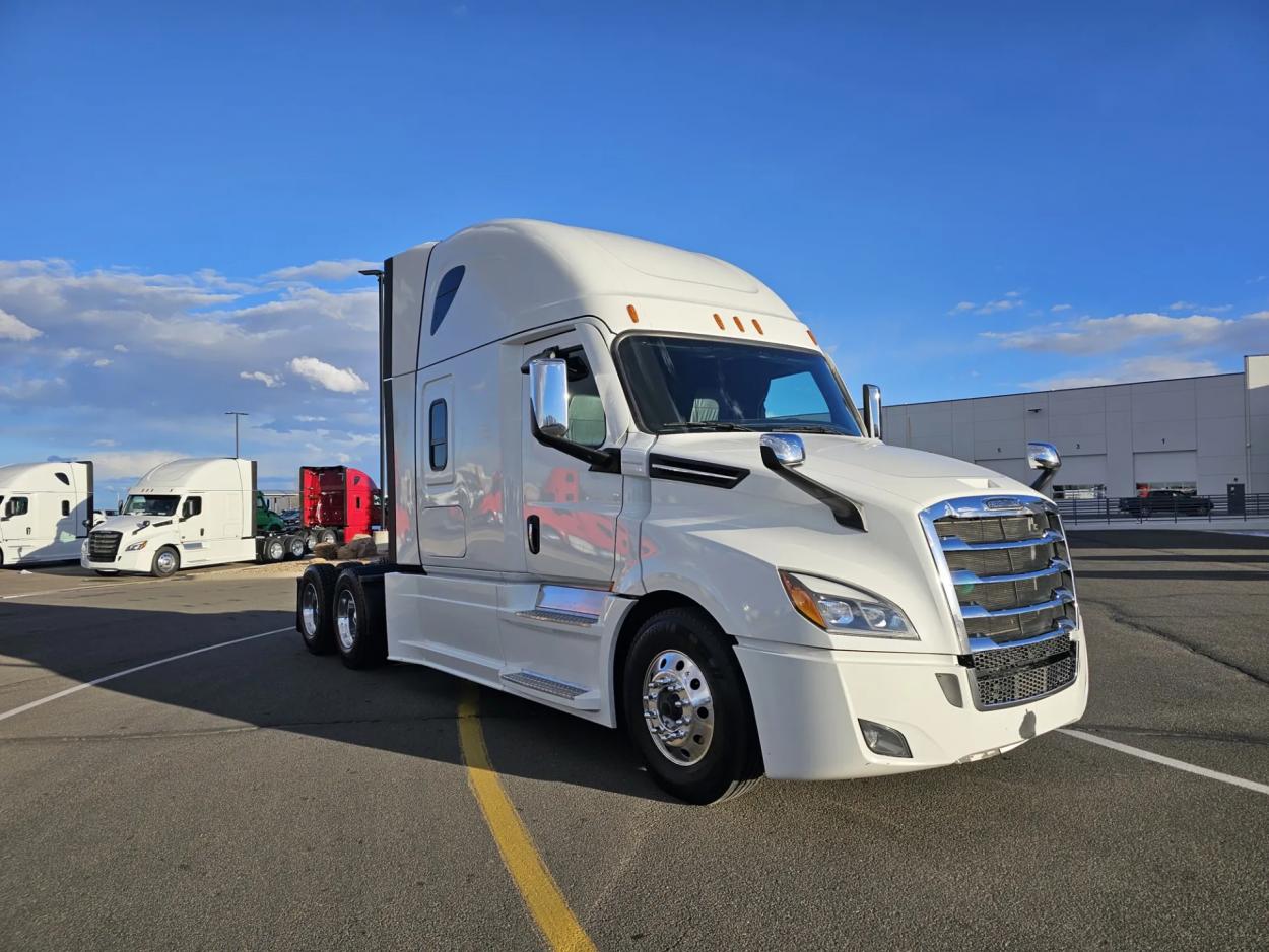 2022 Freightliner Cascadia 126 | Photo 3 of 22