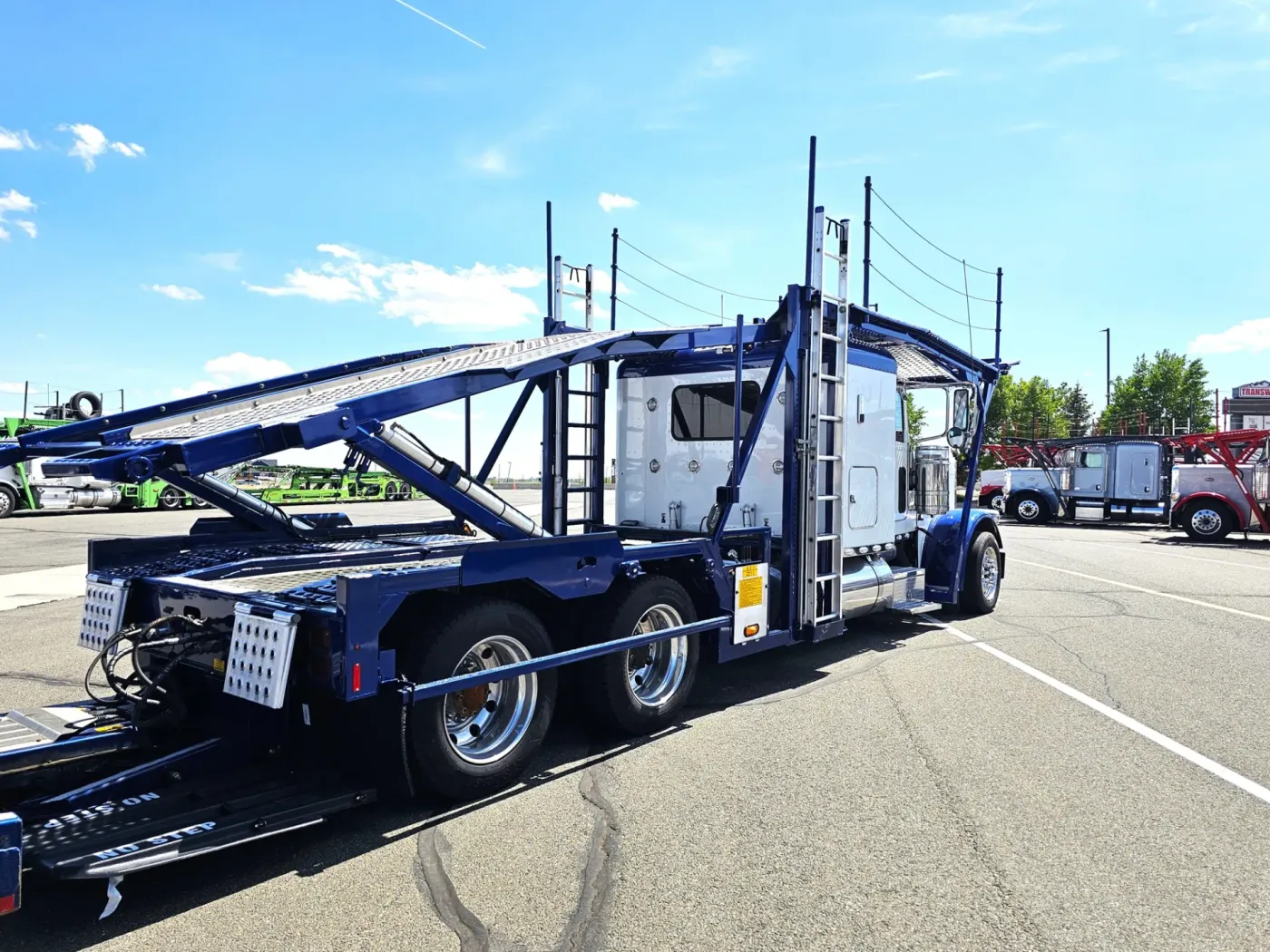 2023 Peterbilt 389 | Photo 5 of 34