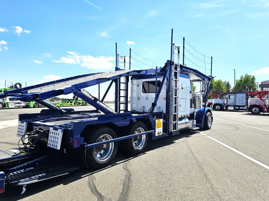 2023 Peterbilt 389 | Photo 5 of 34