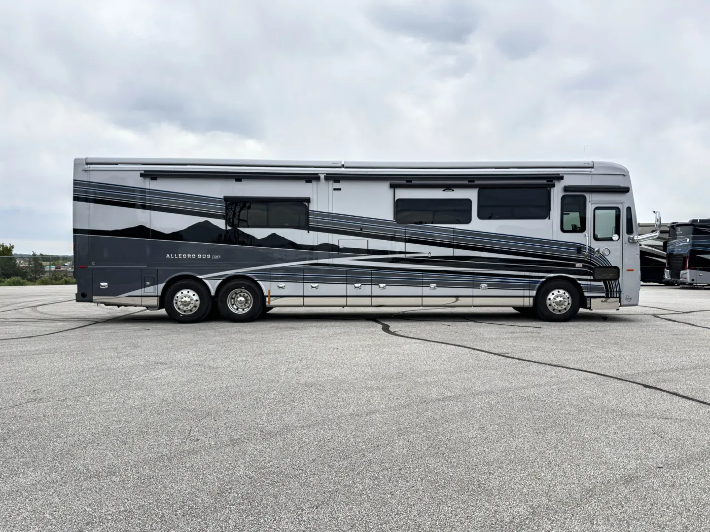 2026 Tiffin Allegro Bus 45BTP | Photo 3 of 47