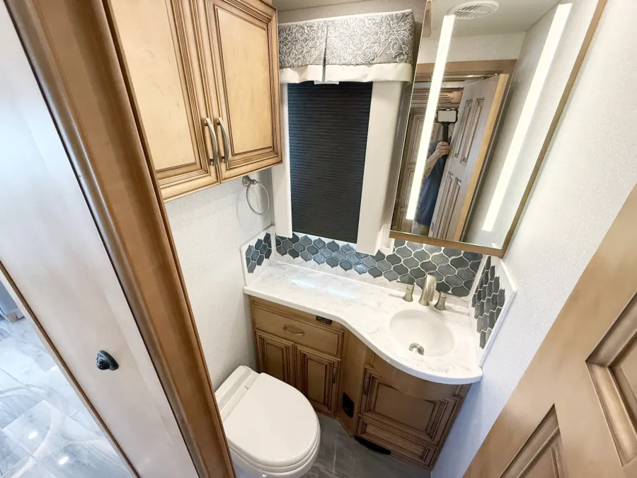 2022 Newmar Essex 4551 | Photo 12 of 32
