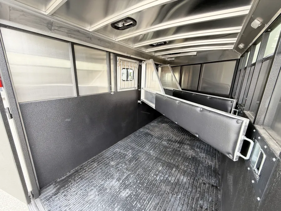 2025 Logan Coach Crossfire 3HGN | Photo 11 of 14