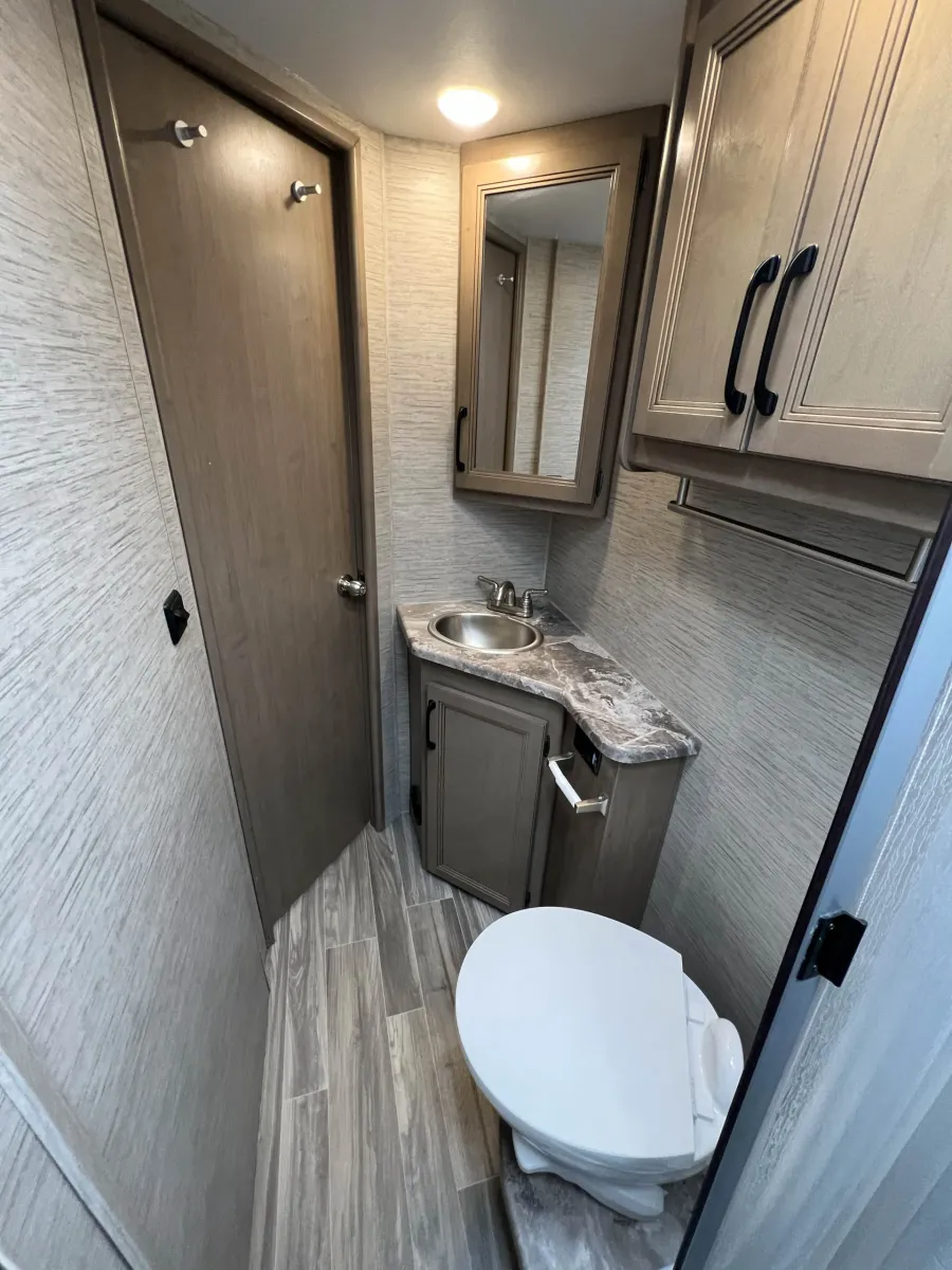 2022 Thor Four Winds 27R | Photo 35 of 37