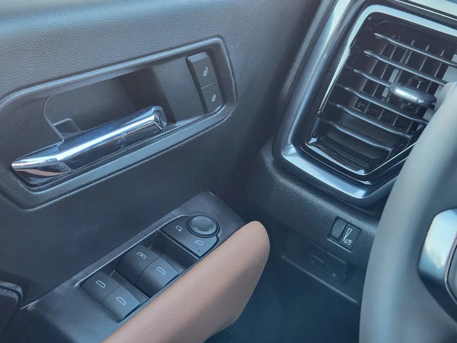 2026 GMC Canyon 4WD AT4 | Photo 16 of 23