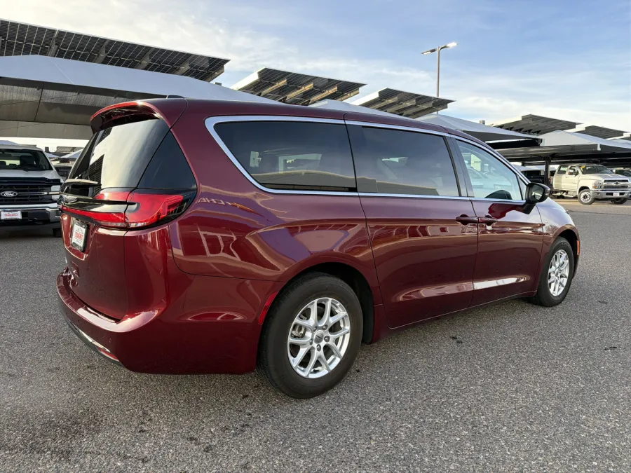 2023 Chrysler Pacifica Touring L | Photo 4 of 23
