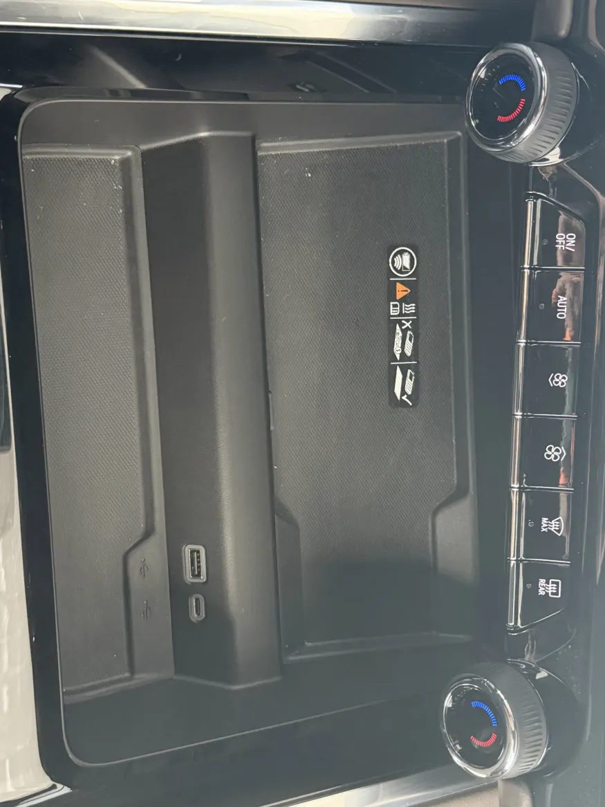 2025 Chevrolet Suburban LT | Photo 20 of 24