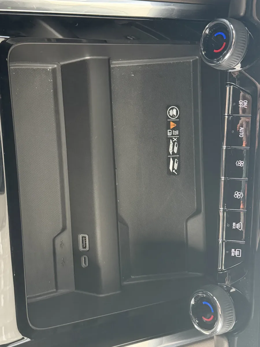2025 Chevrolet Suburban LT | Photo 20 of 24