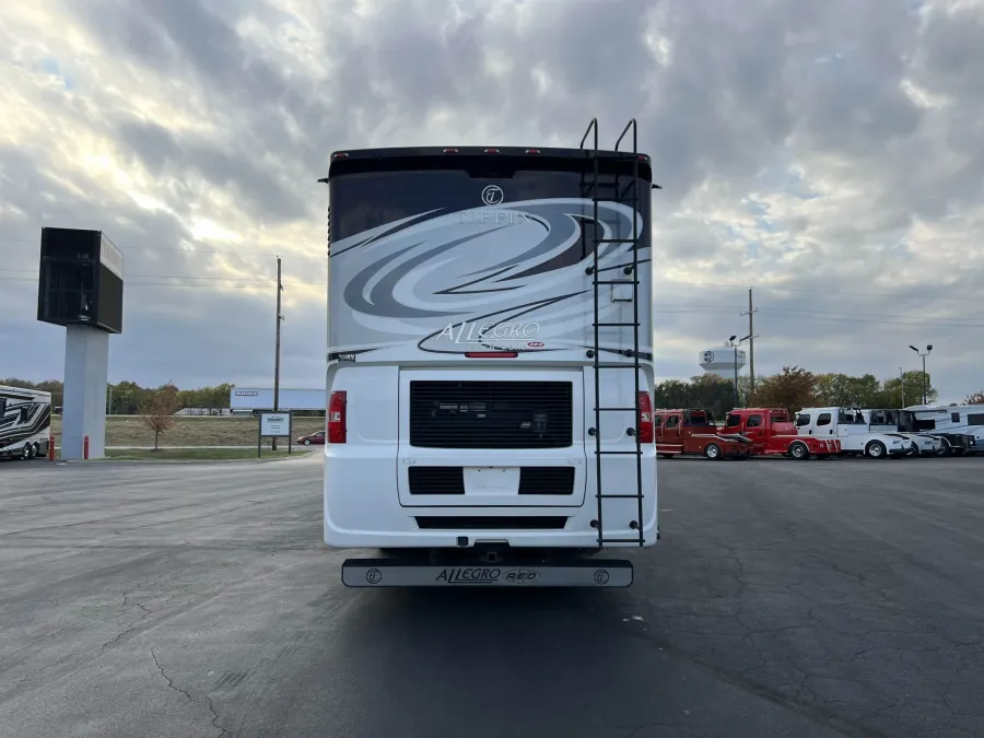 2016 Tiffin Allegro Red 33AA | Photo 6 of 20