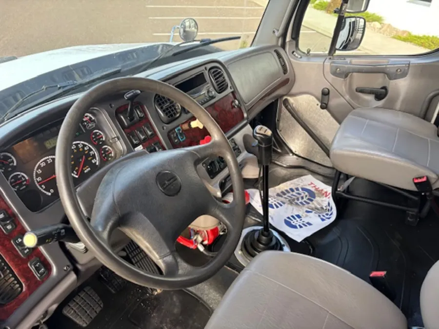 2013 Freightliner 108SD | Photo 8 of 13