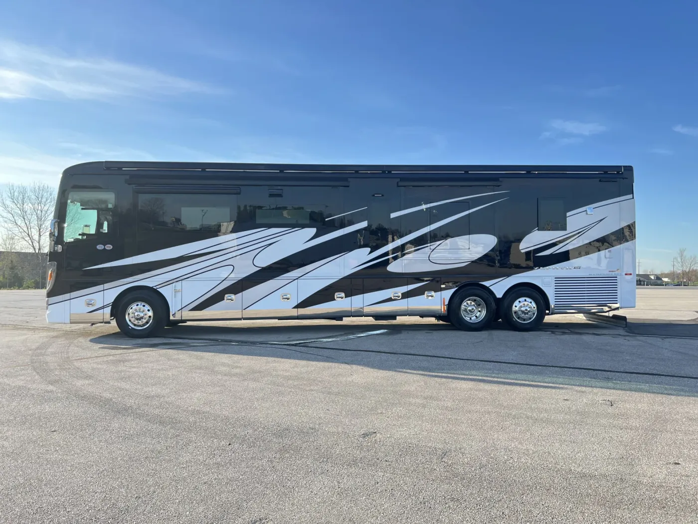 2026 Tiffin Zephyr 45PZ | Photo 4 of 39