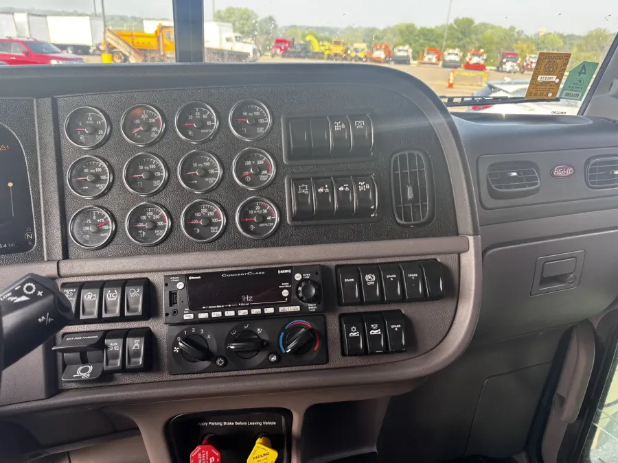 2022 Peterbilt 389 | Photo 13 of 18