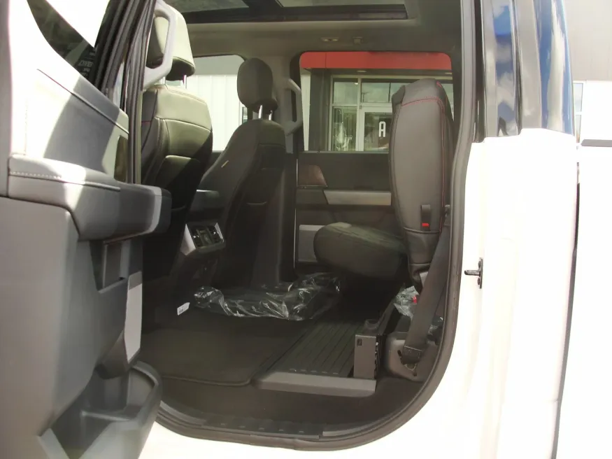 2026 Ford F-250 Lariat | Photo 19 of 21