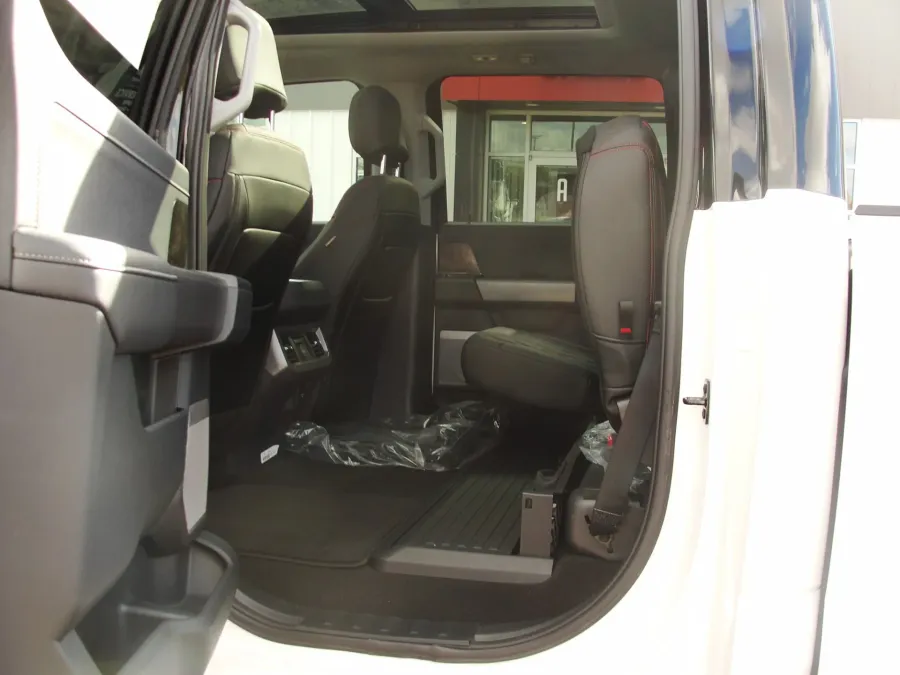 2026 Ford F-250 Lariat | Photo 19 of 21