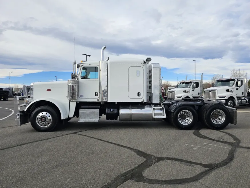 2018 Peterbilt 389 | Photo 4 of 20