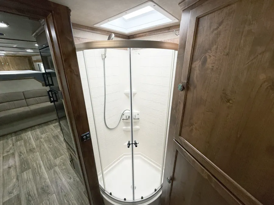 2023 Logan Coach Select 814 4HLQ | Photo 13 of 27