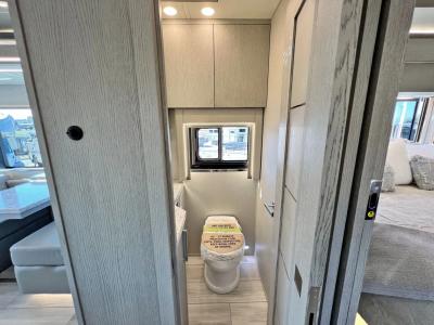 2022 Newmar King Aire 4533 | Thumbnail Photo 19 of 44