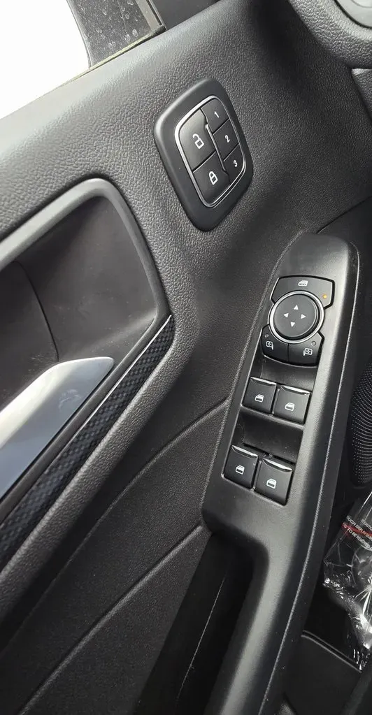 2026 Ford Escape Hybrid | Photo 13 of 32