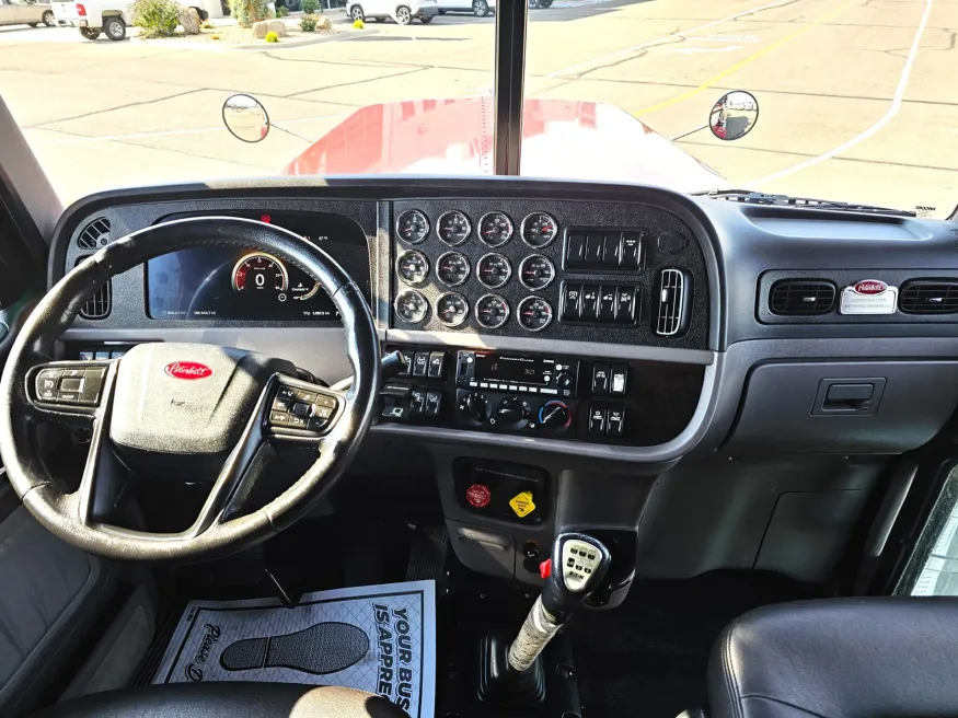 2024 Peterbilt 389 | Photo 13 of 15